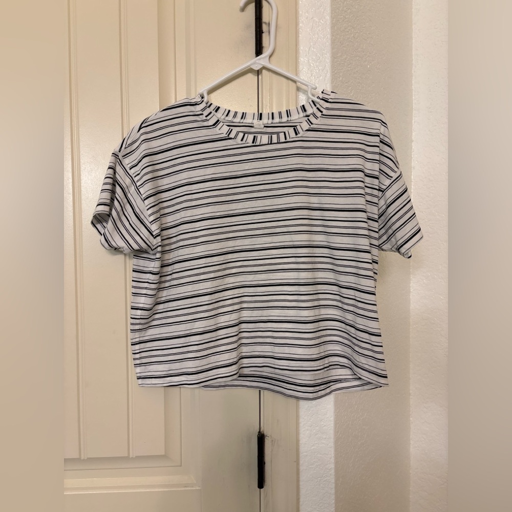 Lululemon Cropped Tee Size 6 Black White Stripe Short Sleeve Logo Casual Top